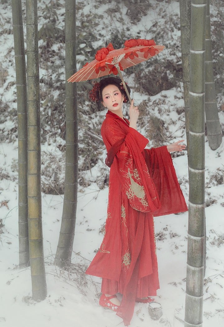 雪地里的古典美艳古装美女图片