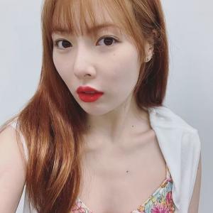 韩国歌手泫雅碎花吊带性感图片