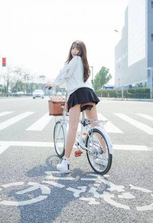 骑着单车的美少女青春洋溢