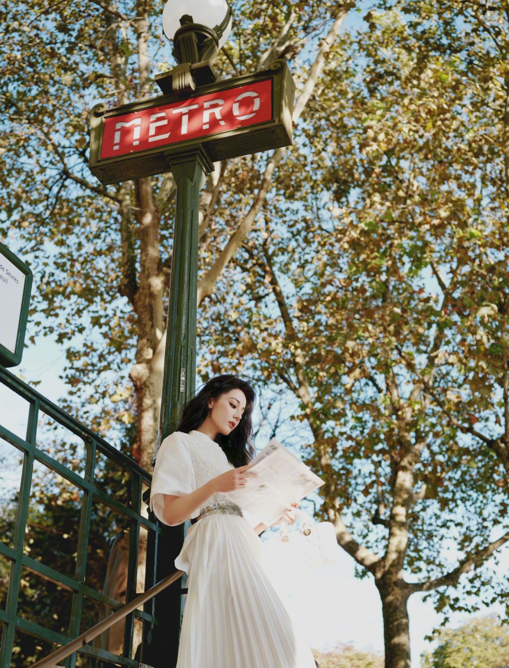 迪丽热巴优雅白裙巴黎街头写真