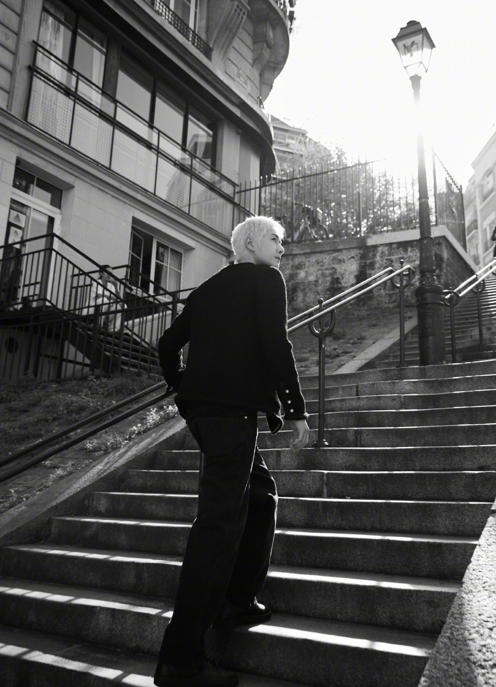 王一博白金发色随性优雅巴黎街头写真图片