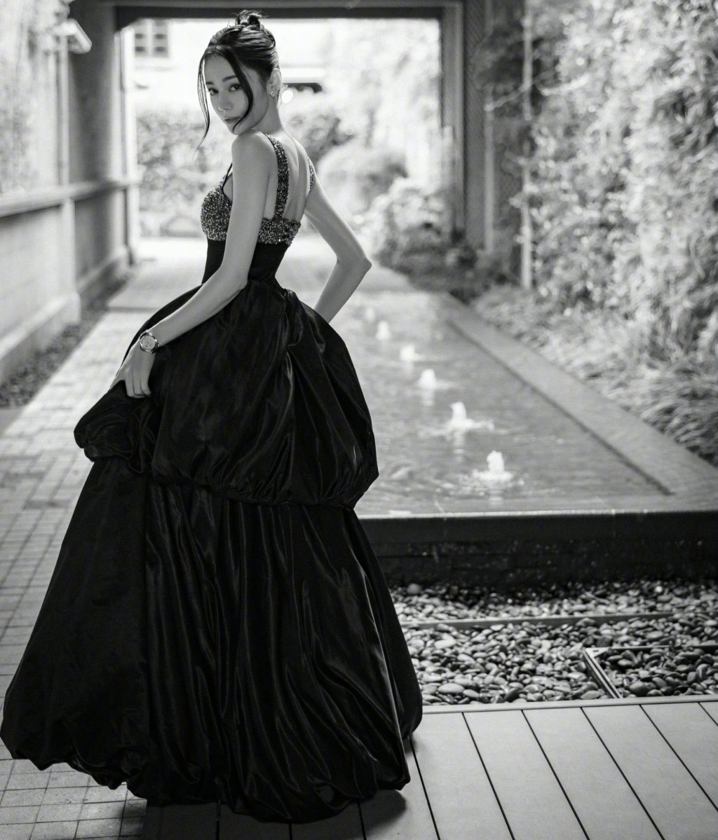 迪丽热巴黑色镶钻礼服华丽优雅写真图片
