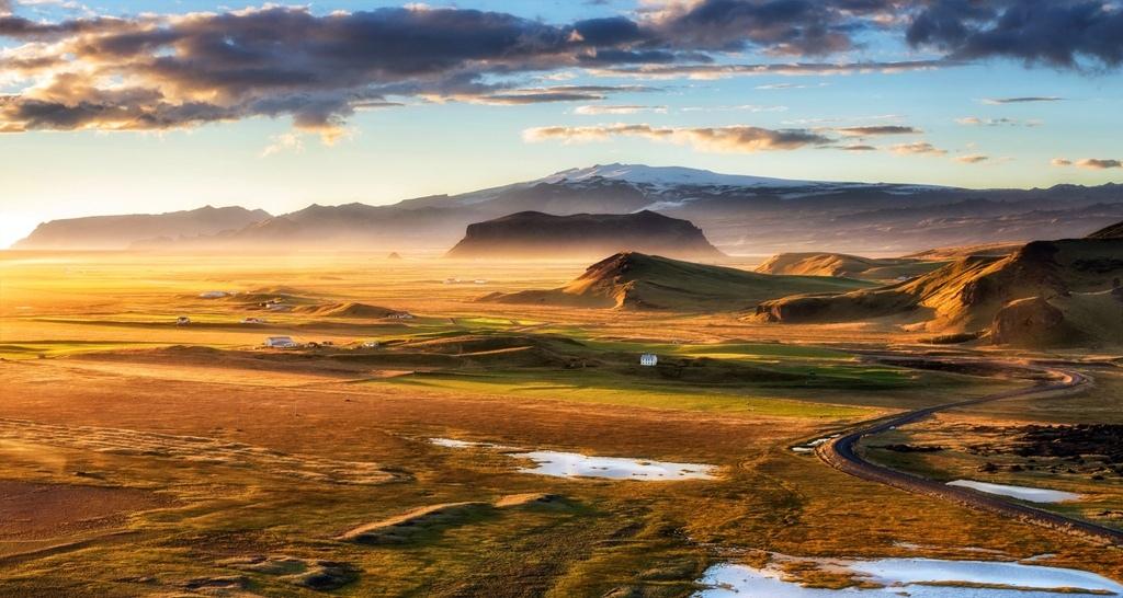 险峻孤寂壮阔冰岛威斯特拉洪山风景