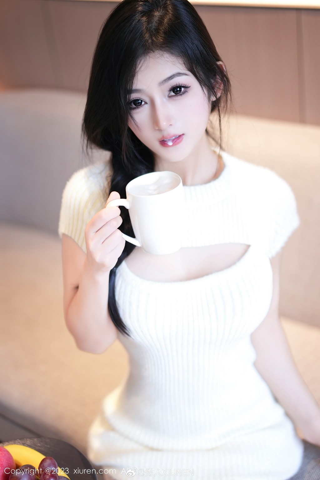 谭小灵白色针织裙性感诱惑写真图片