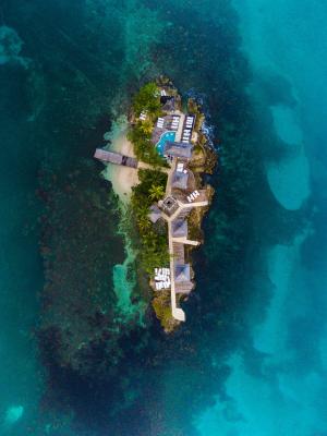 牙买加私人岛屿上的航拍风景图