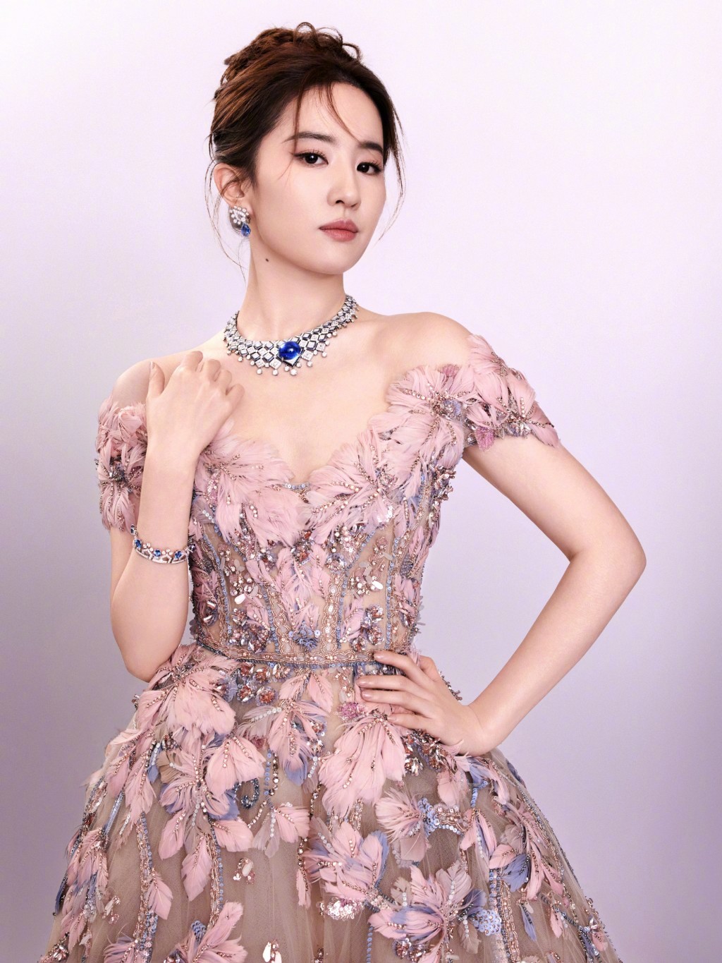刘亦菲粉紫珠片羽毛裙明媚优雅写真图片