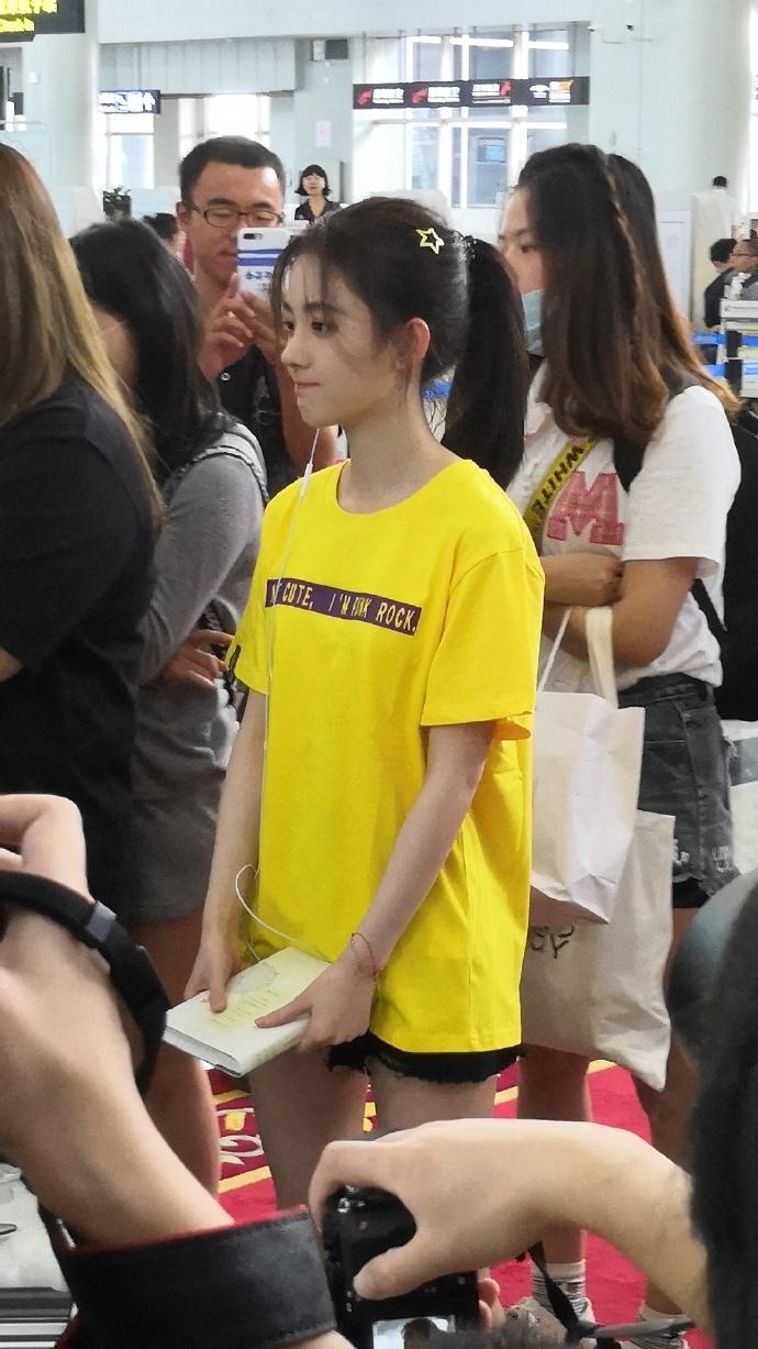 鞠婧祎黄色T恤清新机场照图片