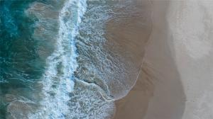 清澈碧蓝壮阔的海浪沙滩高清桌面壁纸