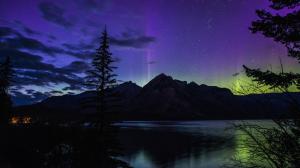 加拿大艾伯塔省班夫国家公园 极光风景4K壁纸