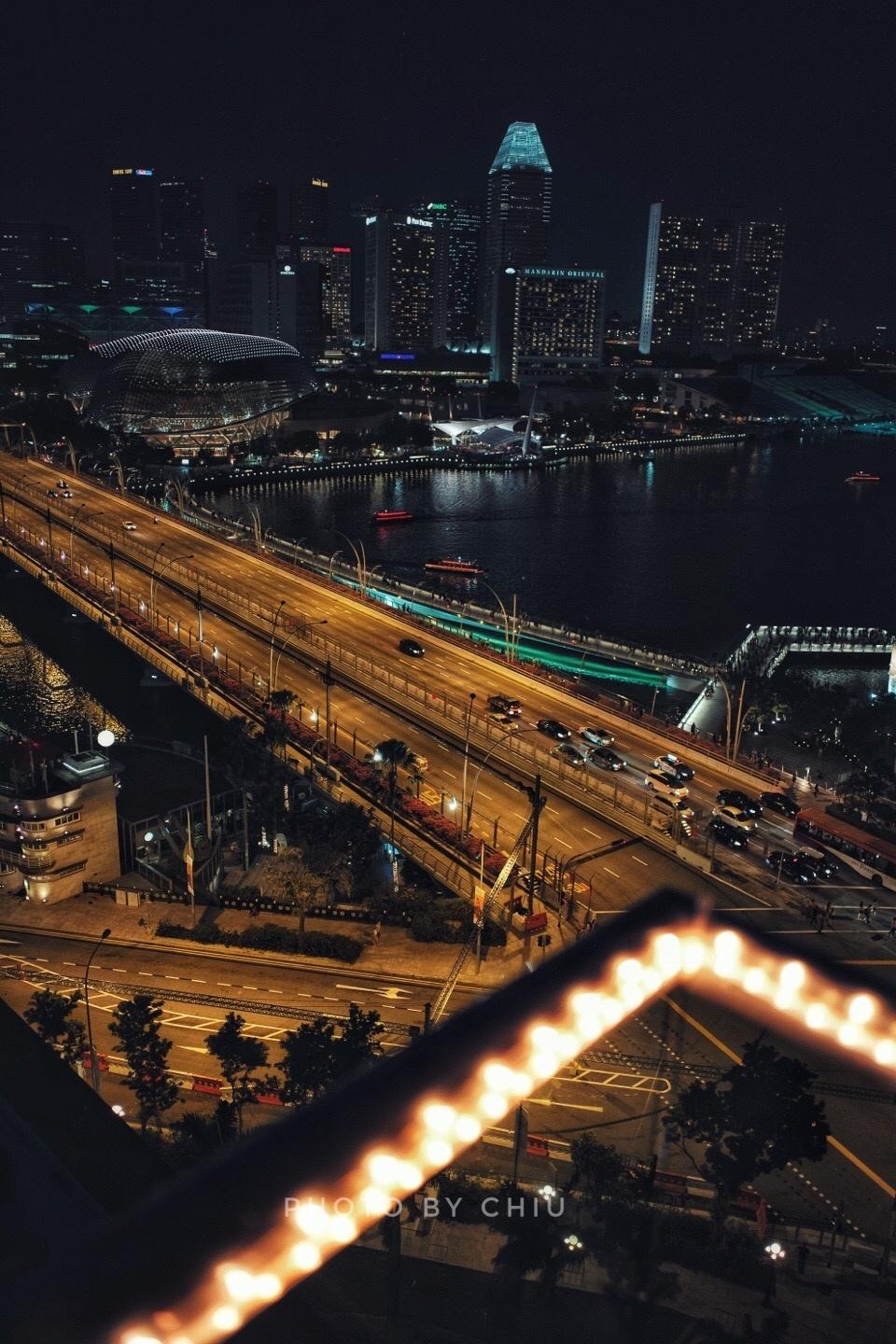 在Fullerton屋顶酒吧看新加坡的夜景