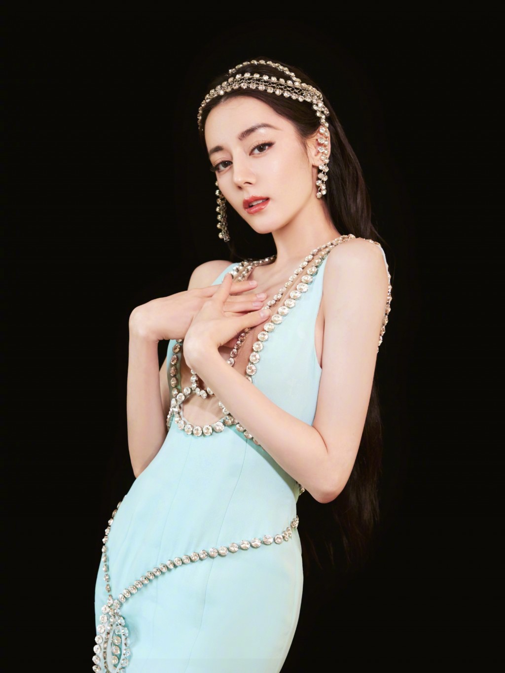 迪丽热巴蓝色水晶钻饰礼服俏丽性感魅惑风情写真图片