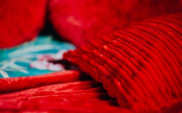 颜色艳丽触感柔软的红色床单图片特写