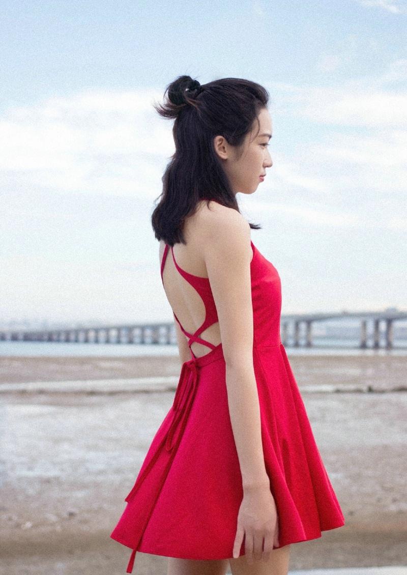 郊外红裙少女俏皮活力素颜美丽写真