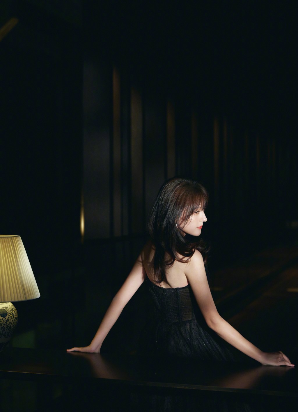 热依扎黑色薄纱礼裙优雅气质写真图片