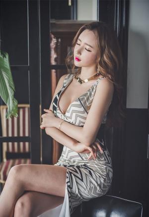李妍静开叉裙时尚性感私房写真