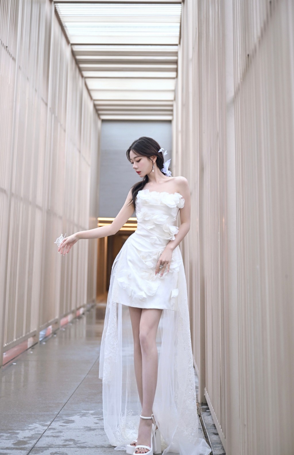 张紫宁白裙摩登时尚写真图片
