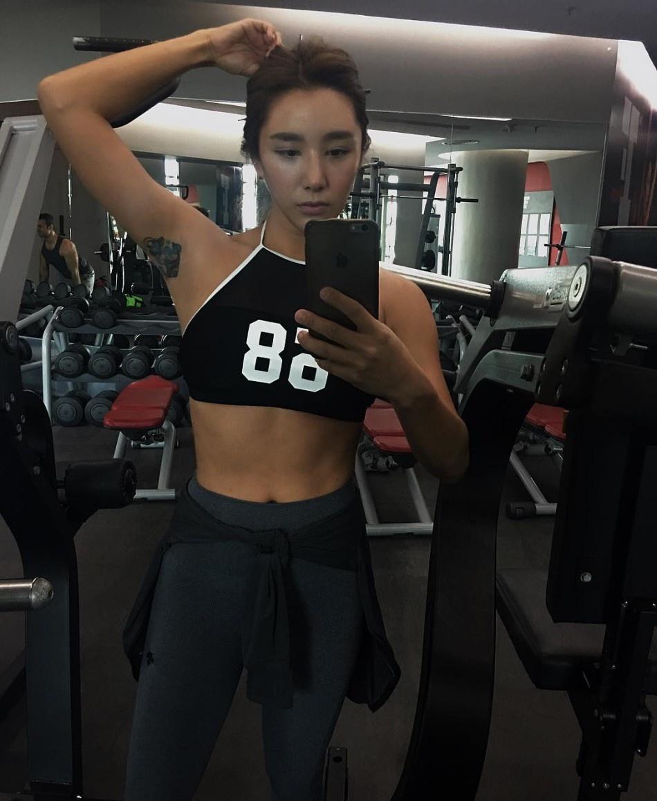 韩国最性感健身网红教练郑雅琳生活照
