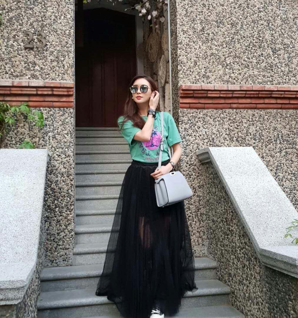 台湾女星林志玲黑薄纱长裙搭绿色T恤街拍图片