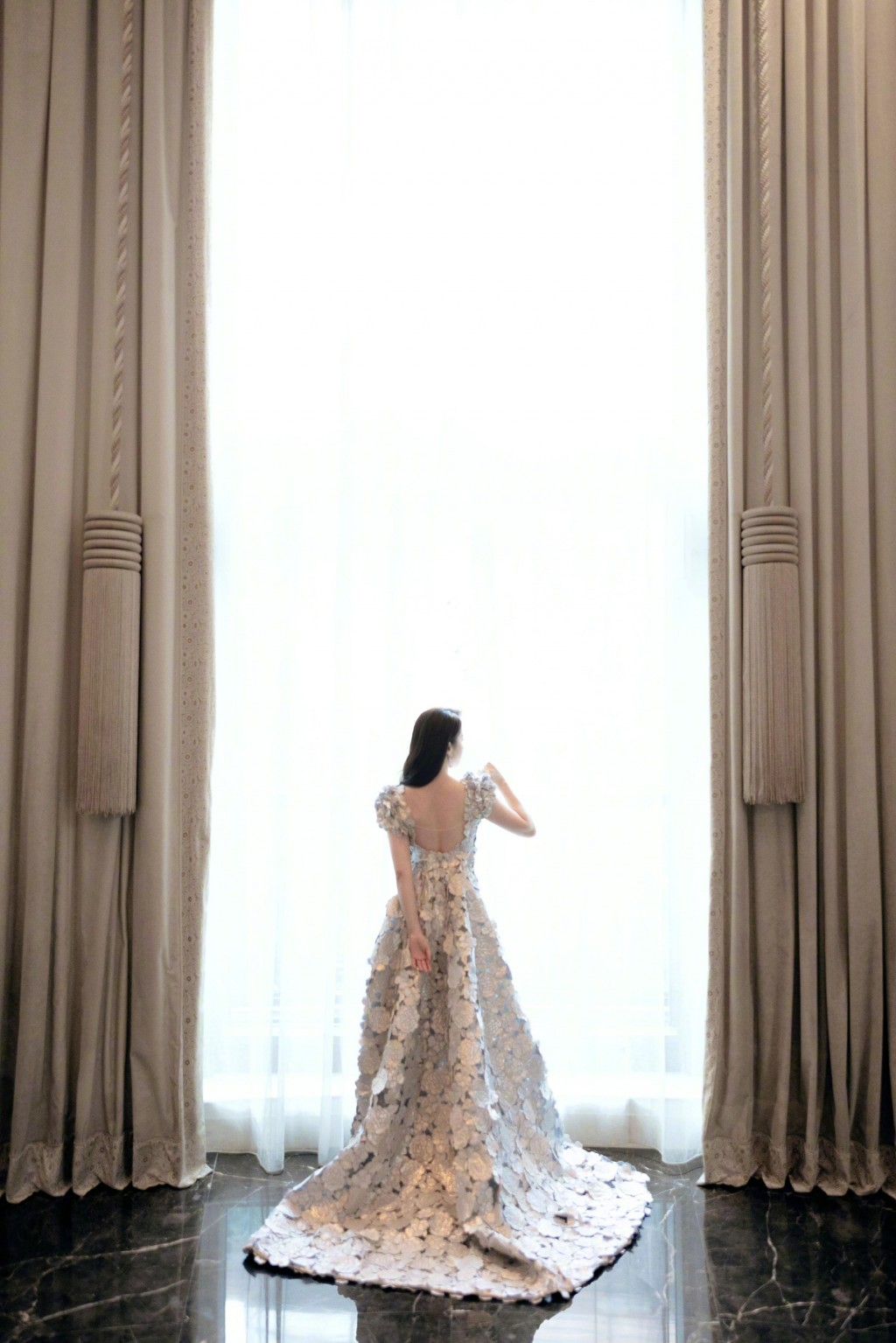 刘亦菲银色花朵礼裙优雅妩媚写真图片