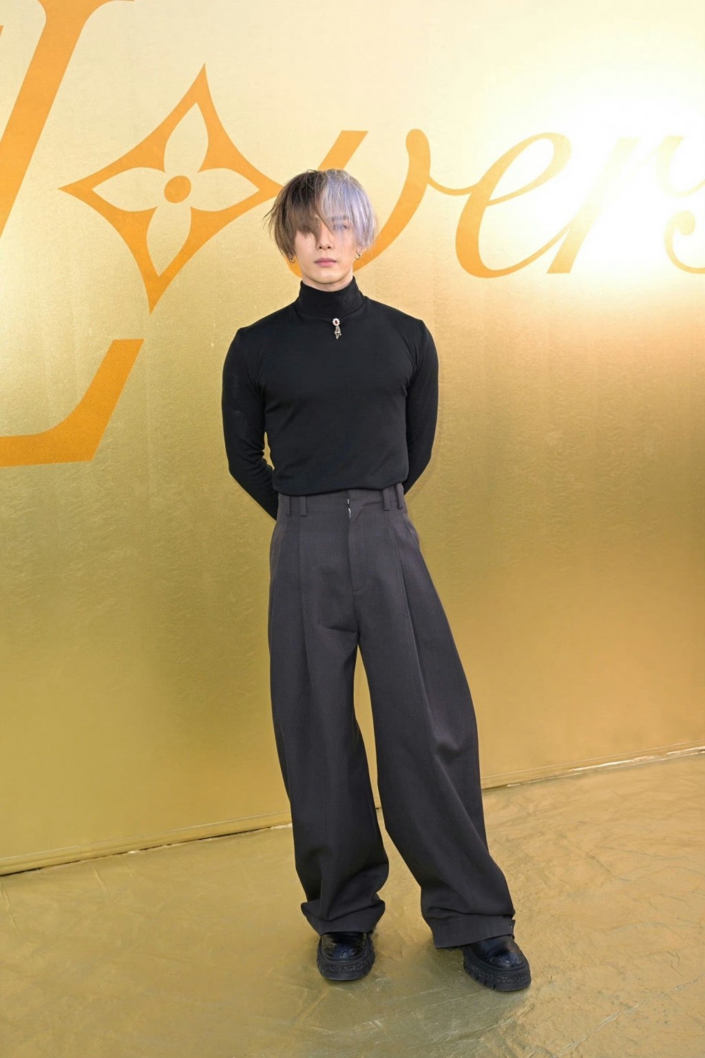王嘉尔简单黑色套装个性风格活动照图片