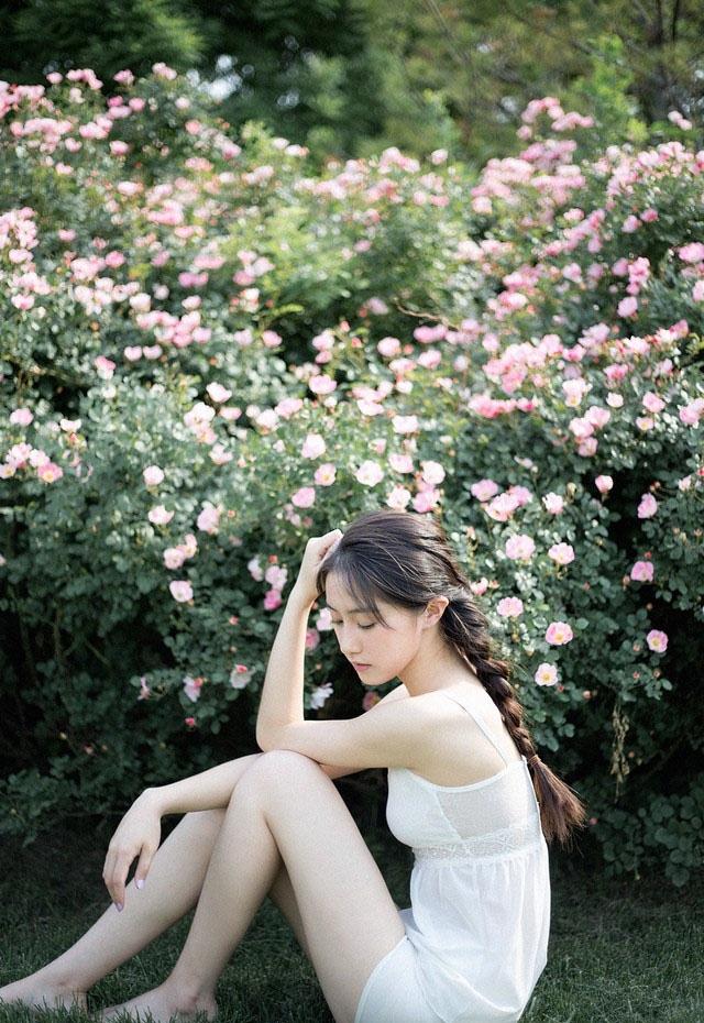 蕾丝美女蔷薇花下清新气质嫩白美腿