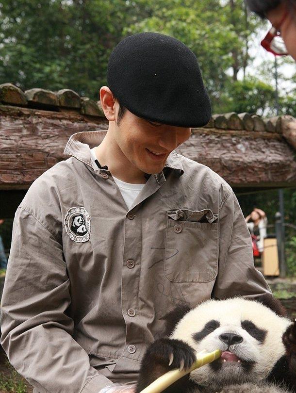 黄晓明来到雅安山探望他的熊猫