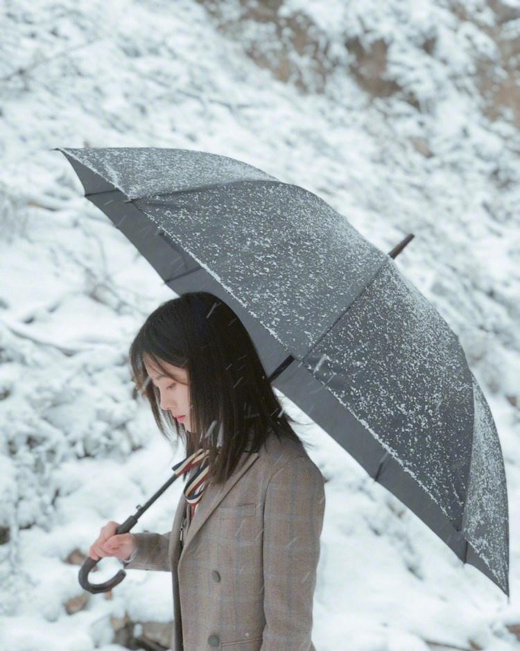 四千年美女鞠婧祎小西装甜美微笑雪天唯美写真图片