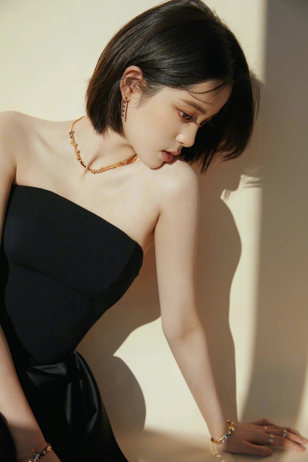 欧阳娜娜俏丽短发造型简约抹胸黑裙优雅时尚写真图片