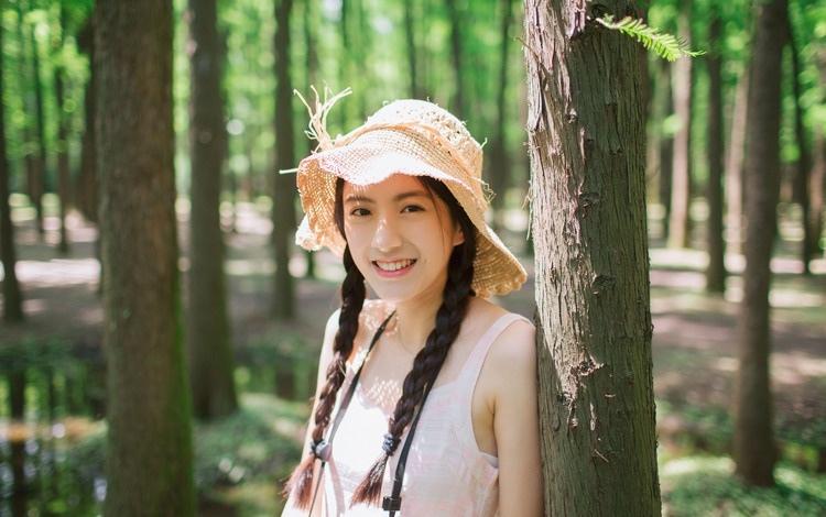 少女笑颜灿烂树林间清纯唯美时尚写真