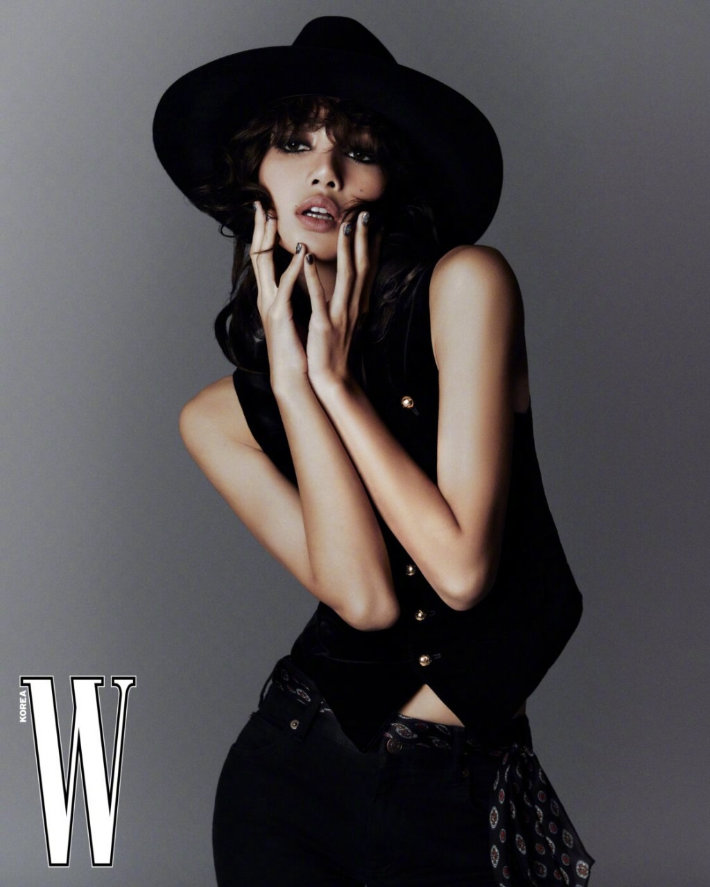 LISA烟熏卷发造型酷帅时髦封面画报图片