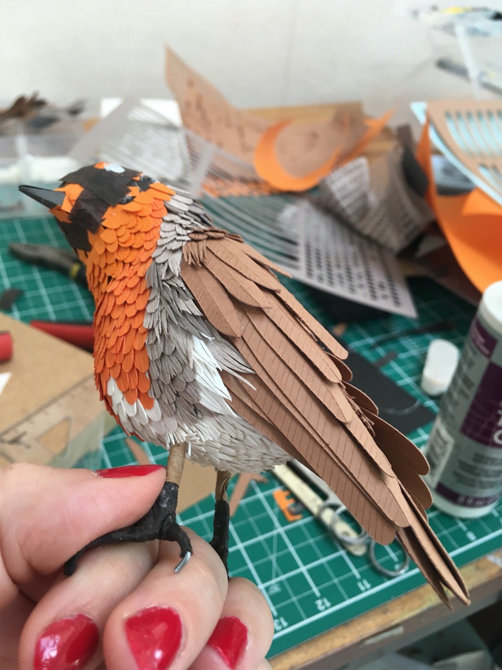 艺术家的手工创意纸制鸟和蝴蝶