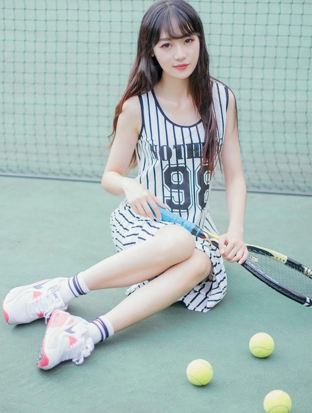 网球美少女条纹连衣裙清新时尚写真