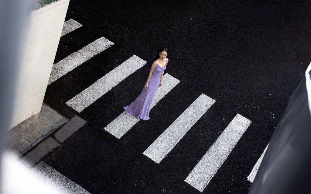 佟丽娅紫色碎钻吊带礼服简约优雅写真图片
