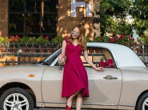 红裙时尚美女车前摆拍欢快迷人图片