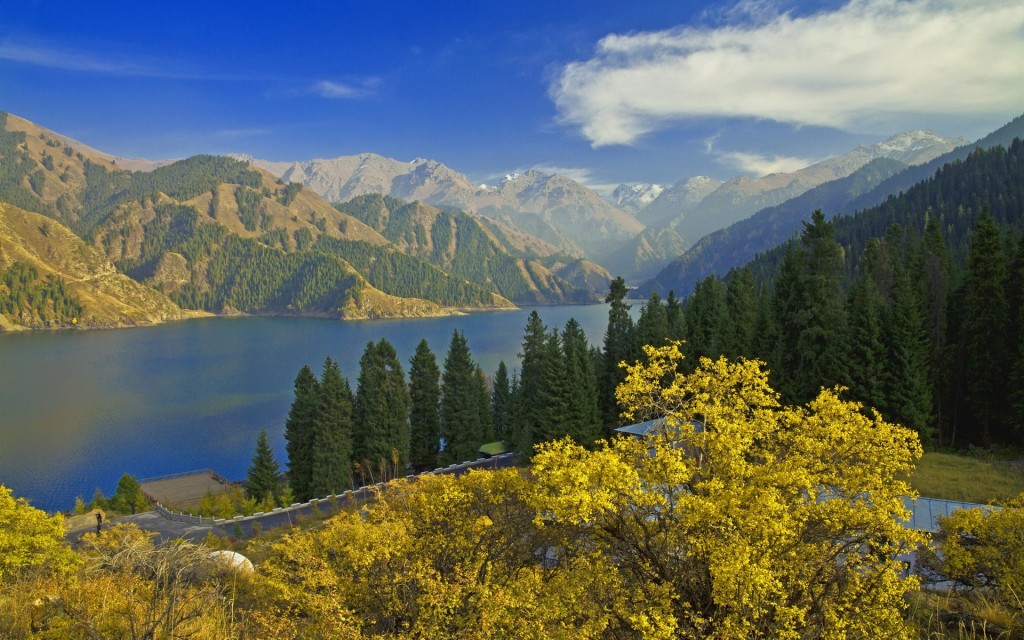 中国新疆天山天池秀美风景图片