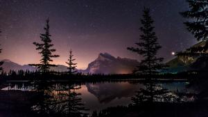 加拿大班夫国家公园的朱砂湖的星空壁纸