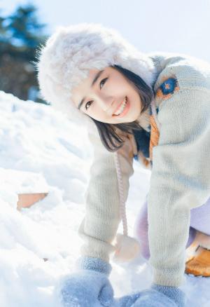 大雪天里冰清玉洁清纯美少女玩雪图片