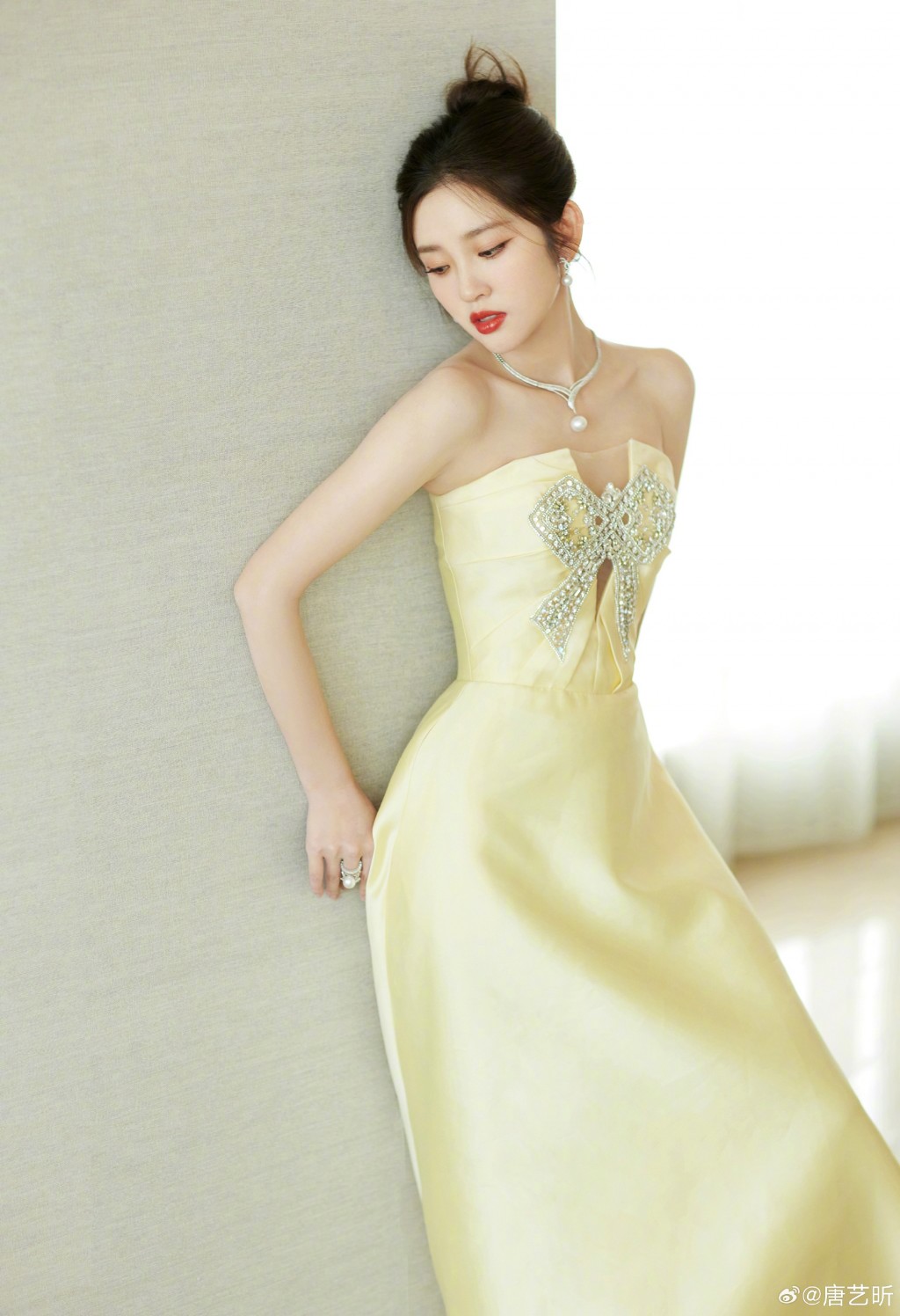 唐艺昕黄色长裙优雅时尚写真图片