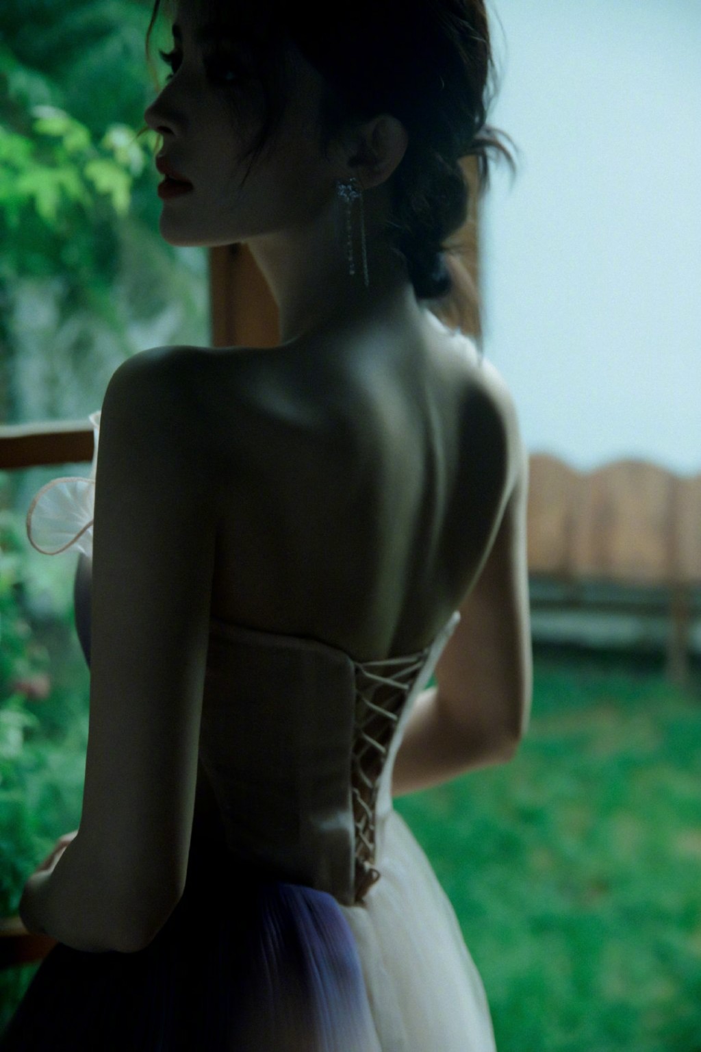 古力娜扎紫粉抹胸纱裙纯美气质写真图片