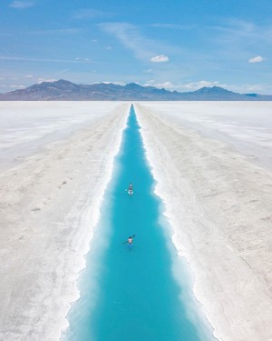 美国犹他州大盐湖沙漠中的一条河