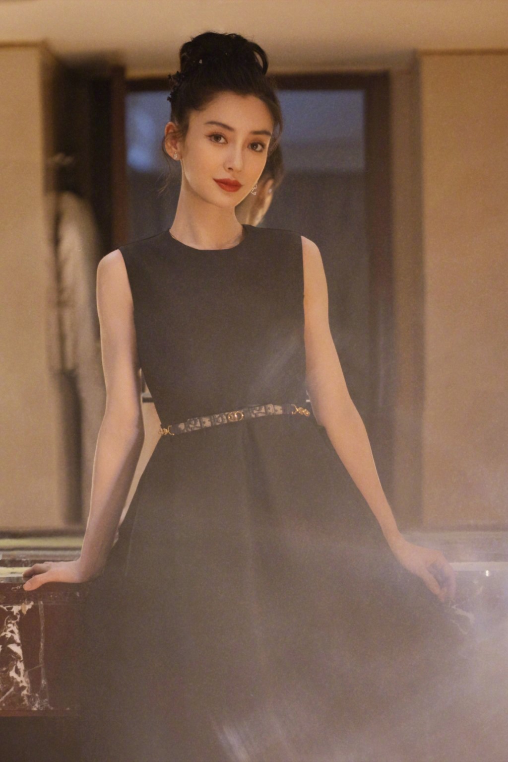 Angelababy黑色长裙造型复古优雅写真图片