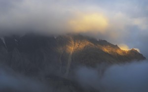 云雾里的陡峭山脉风景