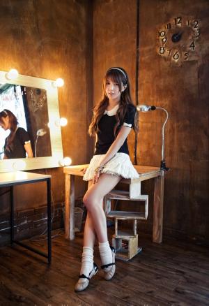 韩国丝袜美女许允美最新迷人时尚写照