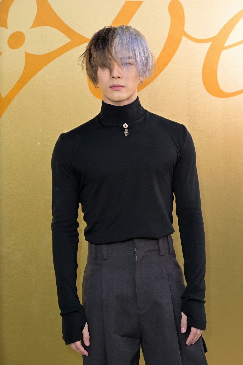 王嘉尔简单黑色套装个性风格活动照图片