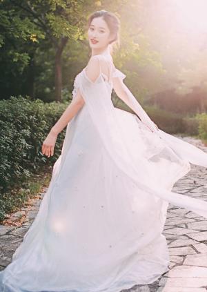 气质美女白色纱裙精致盘发阳光投影写真图片