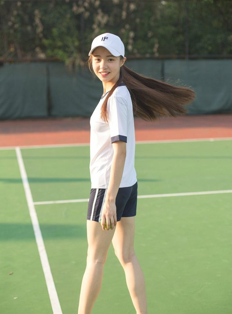 网球少女焦阳下活力时尚写真青春无敌
