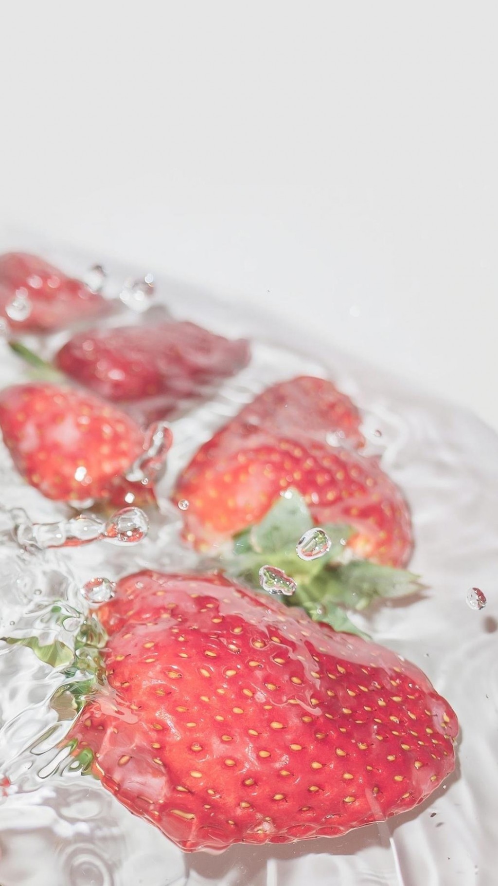 水中草莓香甜诱人写真