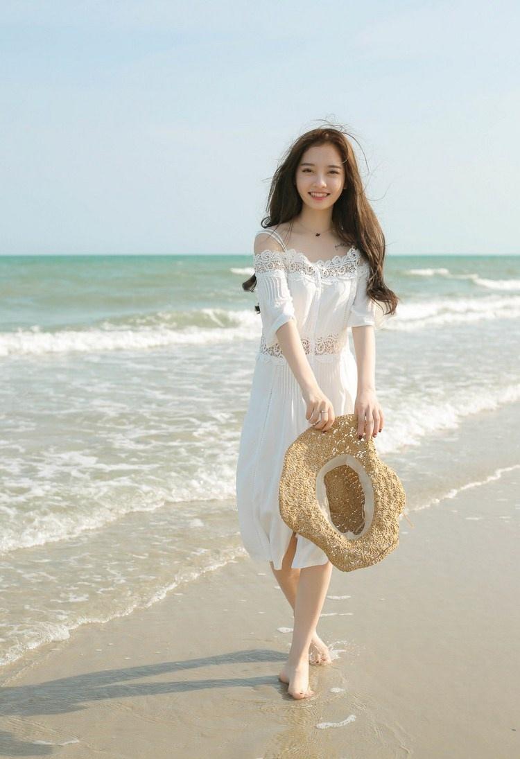 海滩上白裙飘飘唯美动人的清纯少女