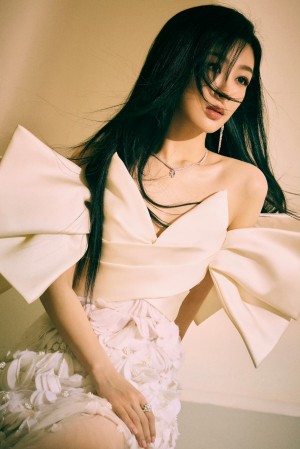 杨紫白色抹胸礼服温柔优雅氛围写真图片