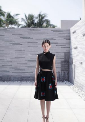 苏青黑色裙装时尚写真